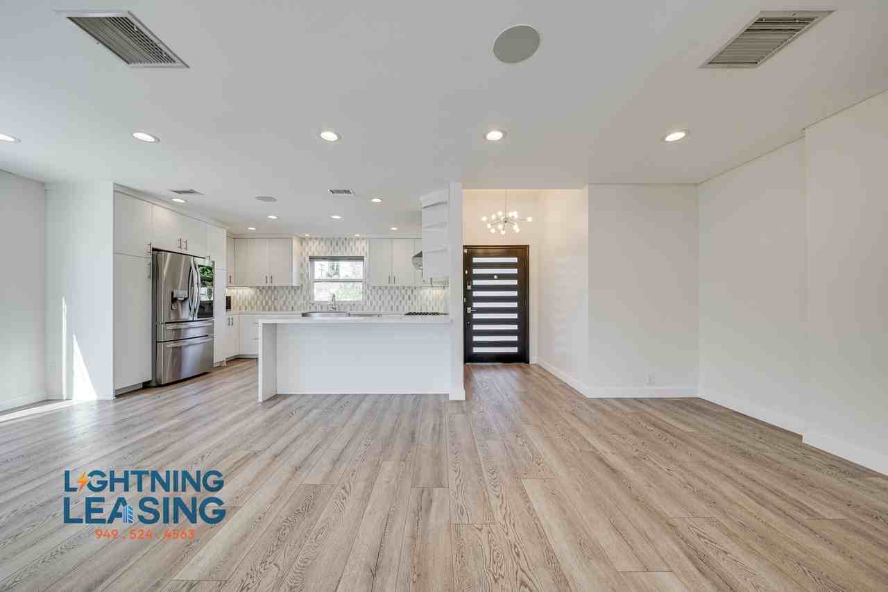 12642 Hatteras St - Photo 4 of 38