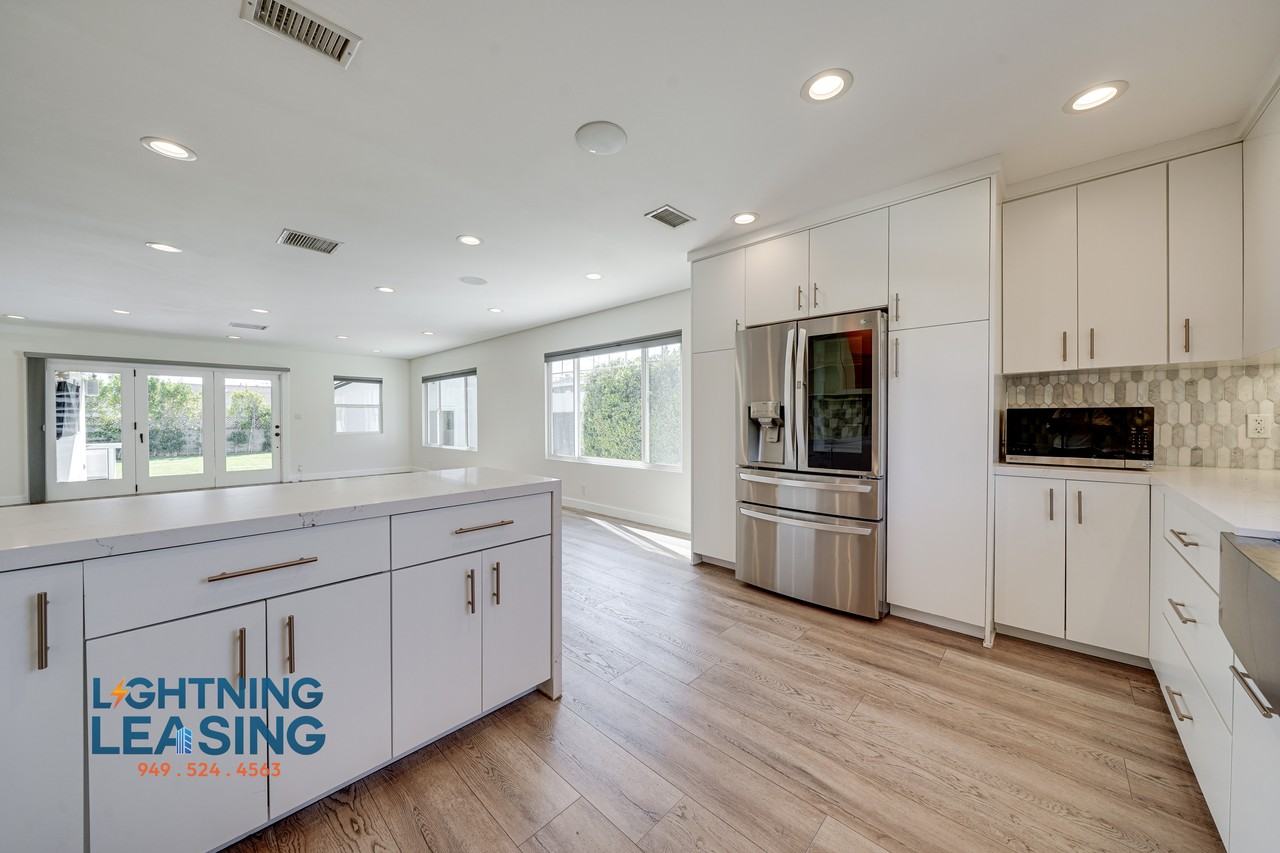 12642 Hatteras St - Photo 5 of 38