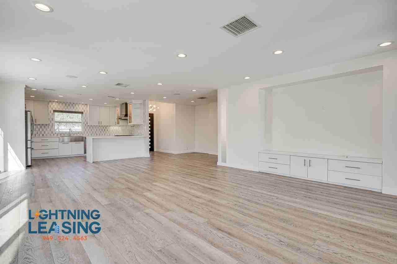 12642 Hatteras St - Photo 6 of 38