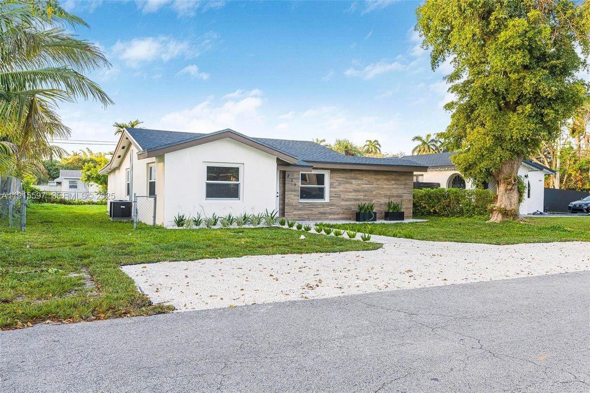 216 Ne 160th St - Photo 3 of 34