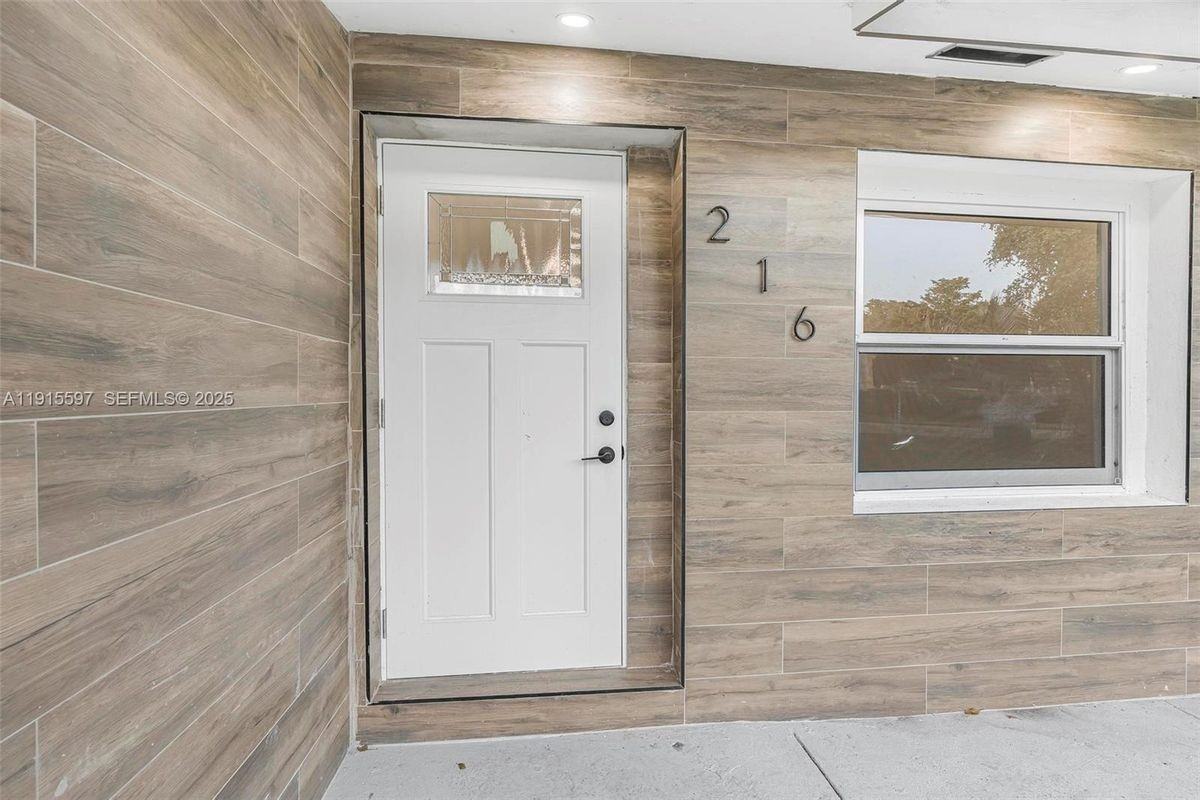 216 Ne 160th St - Photo 4 of 34