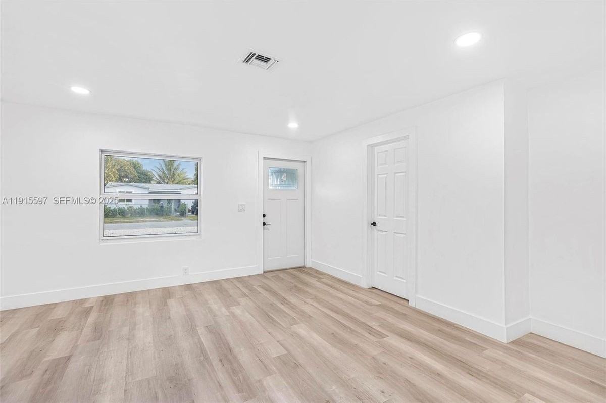 216 Ne 160th St - Photo 5 of 34