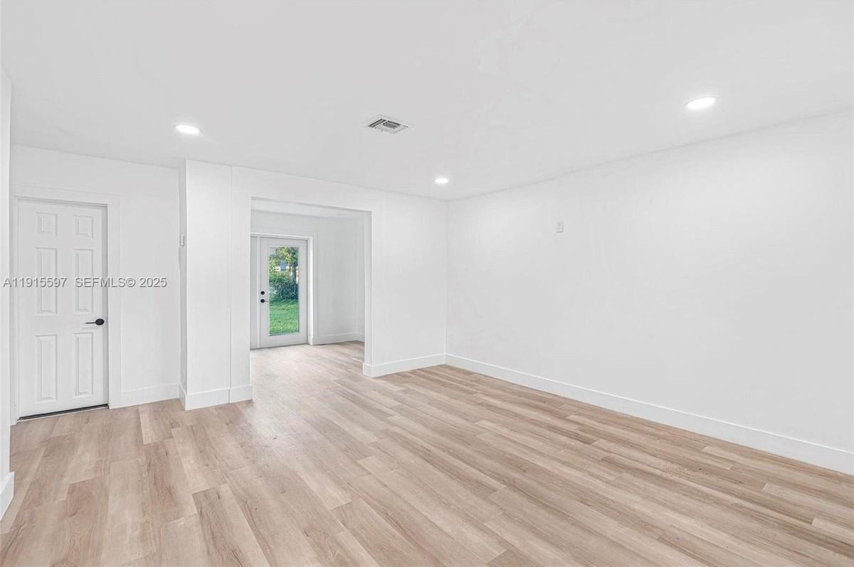 216 Ne 160th St - Photo 6 of 34