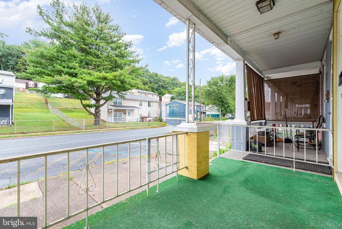 640 S 2nd St - Photo 3 of 4