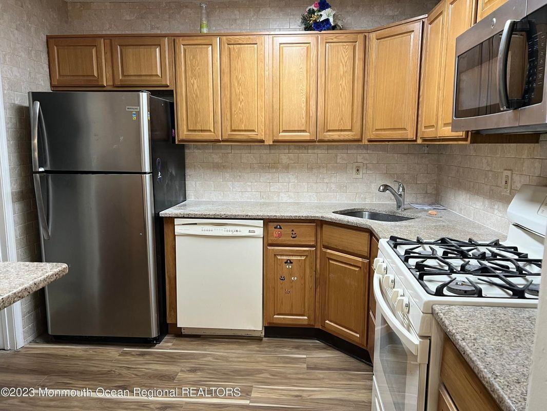 12-7 Phoenix Ct - Photo 2 of 12