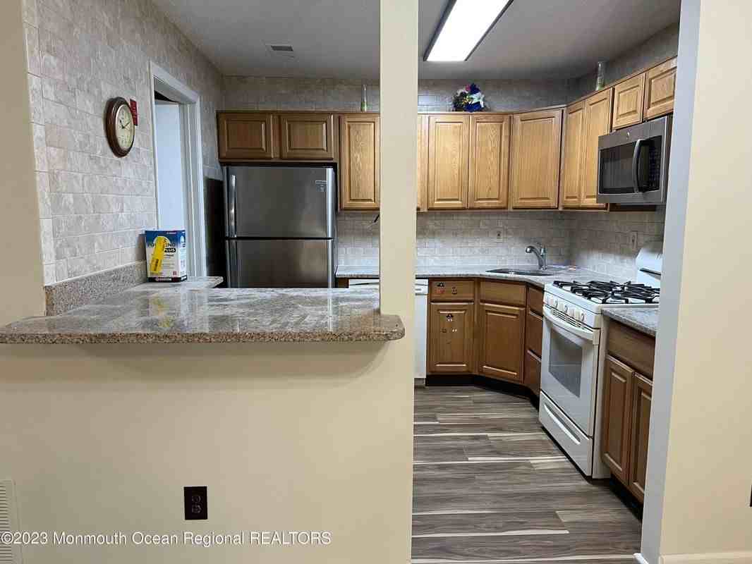 12-7 Phoenix Ct - Photo 3 of 12