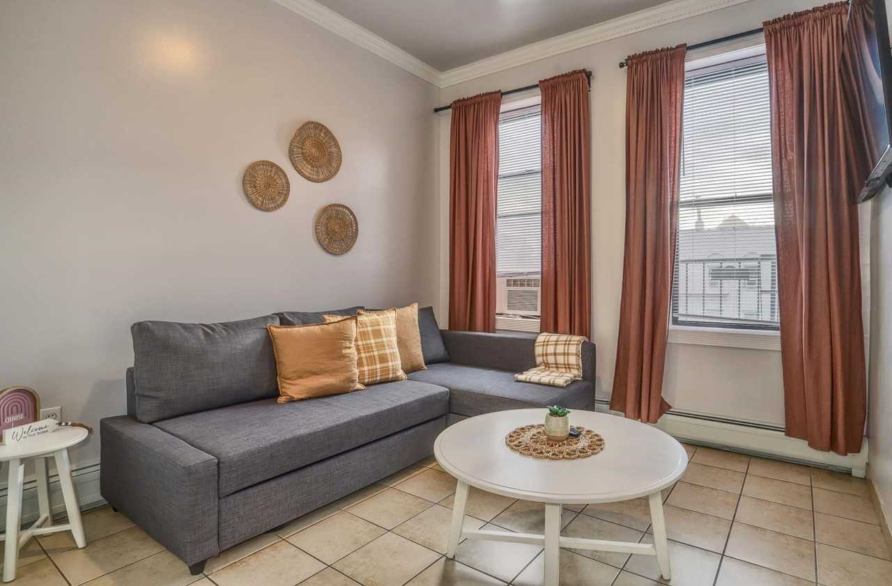 208 48th St - Photo 2 of 4