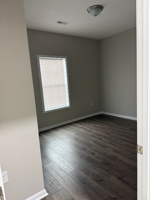 521 E 15th St - Photo 5 of 6