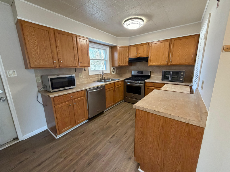 111 Gunning Bedford Dr - Photo 3 of 11