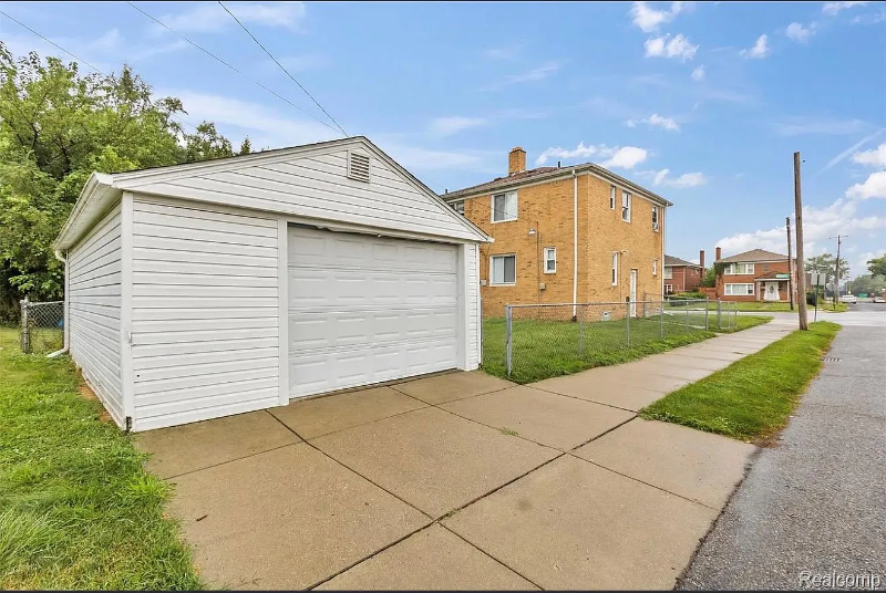 18514 Schaefer Hwy - Photo 2 of 9