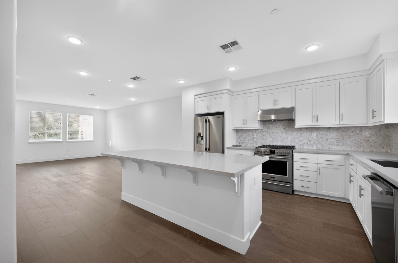 392 Line St - Photo 4 of 13