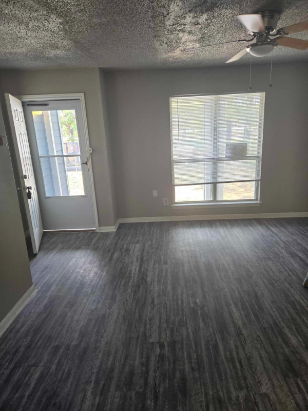 2406 S Laredo St - Photo 7 of 15