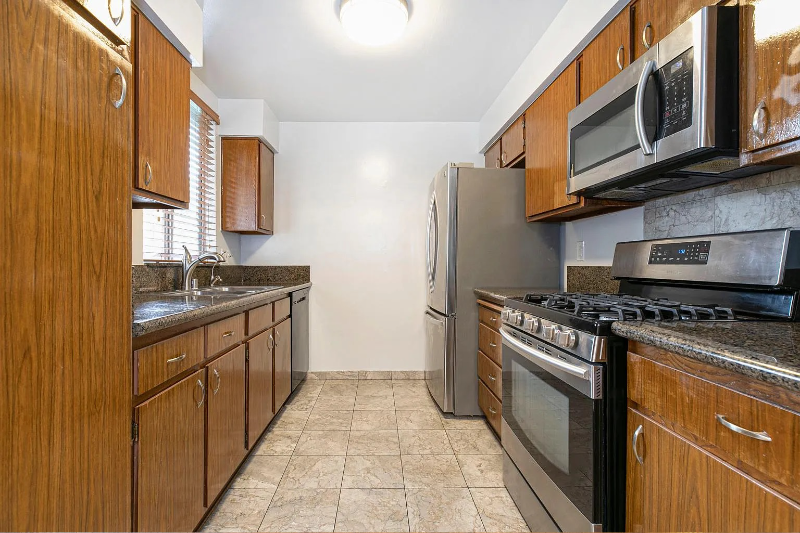 14990 Victory Blvd - Photo 5 of 20