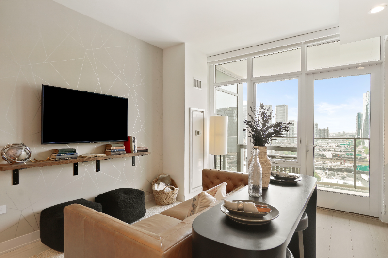 357 N Halsted St - Photo 4 of 16