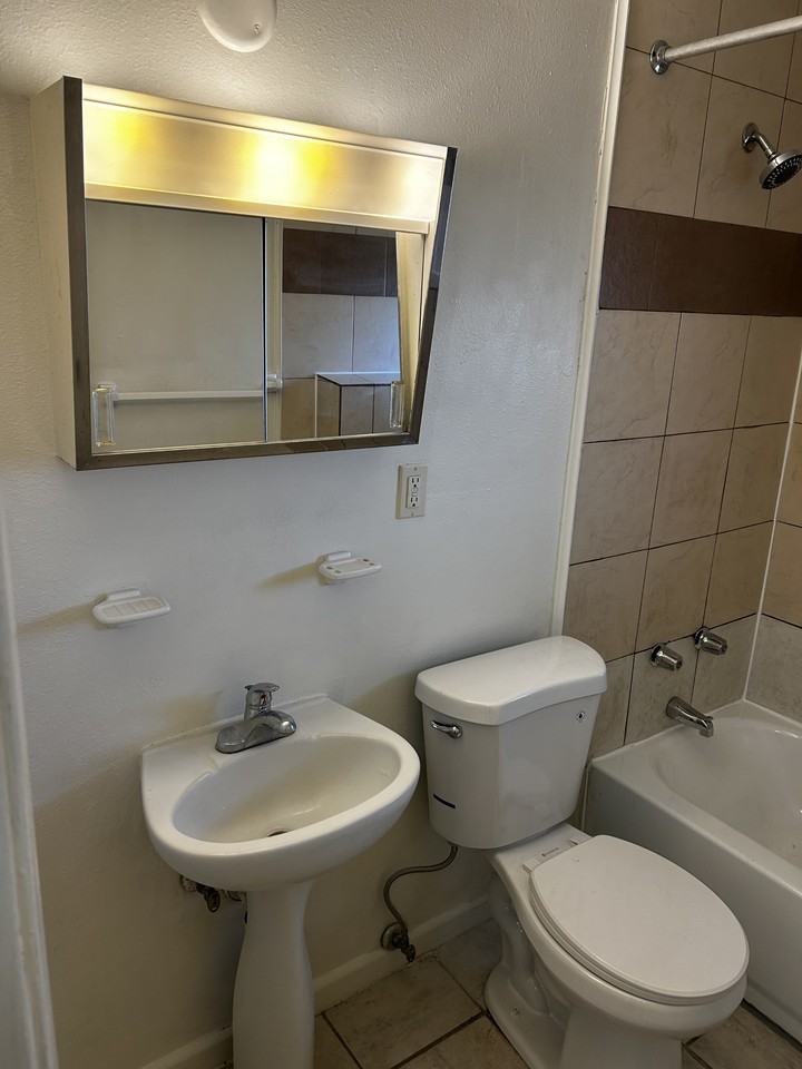 1027 Pailet Ave #6 - Photo 4 of 9