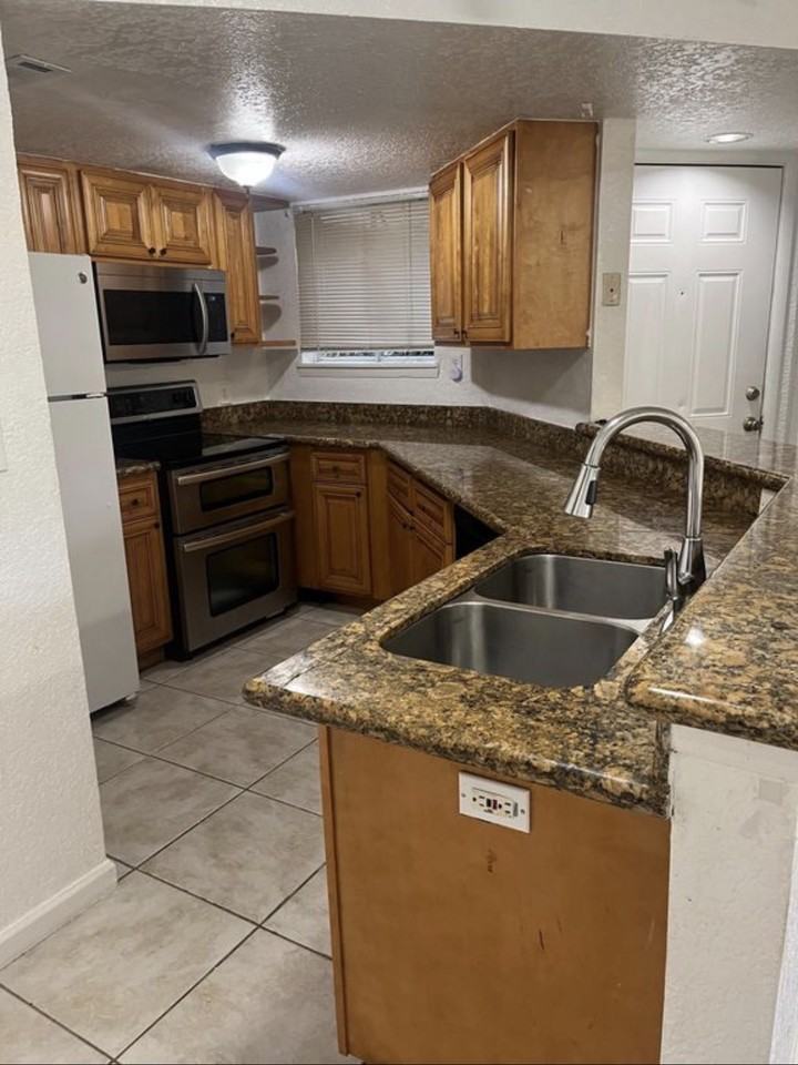 1956 Lake Atriums Cir #139 - Photo 5 of 11