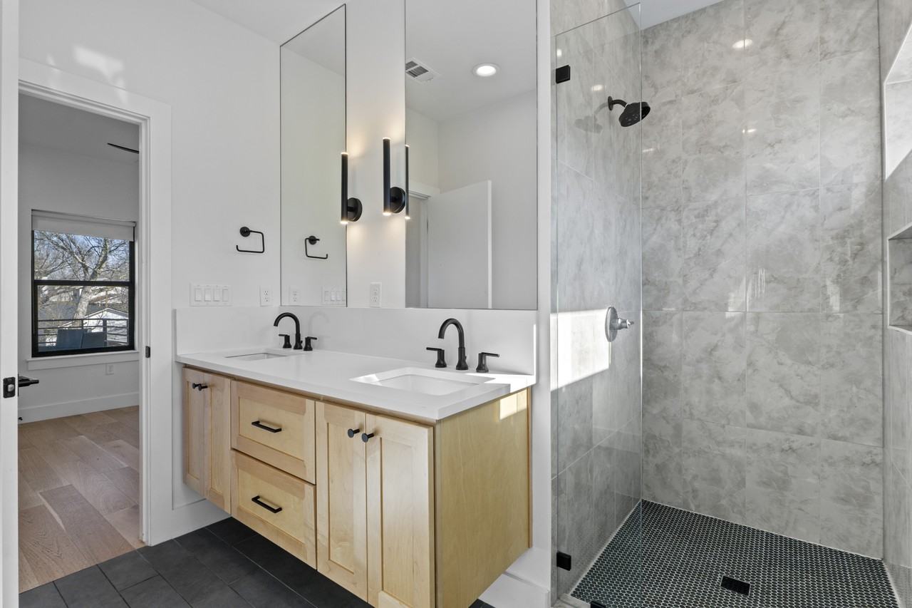 2916 E 13th St #NA - Photo 2 of 11