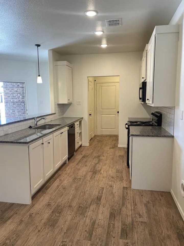 5542 Kemper St #NA - Photo 5 of 11