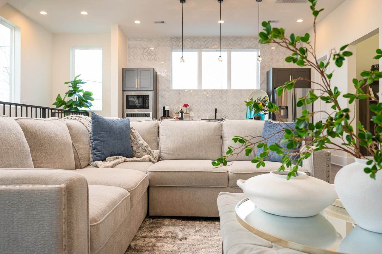 917 Thompson St #917 - Photo 4 of 50