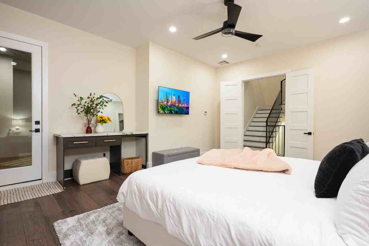 917 Thompson St #917 - Photo 5 of 50