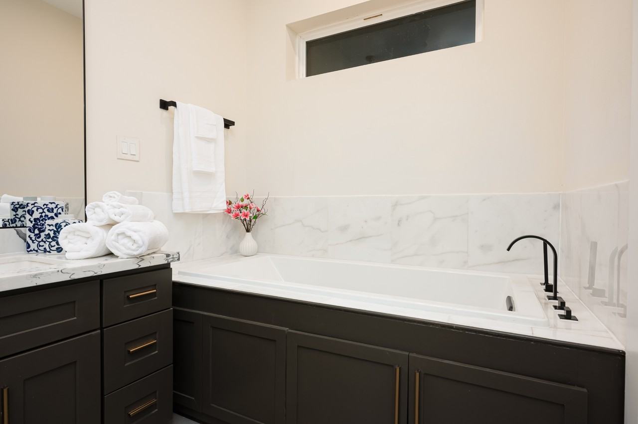 917 Thompson St #917 - Photo 6 of 50