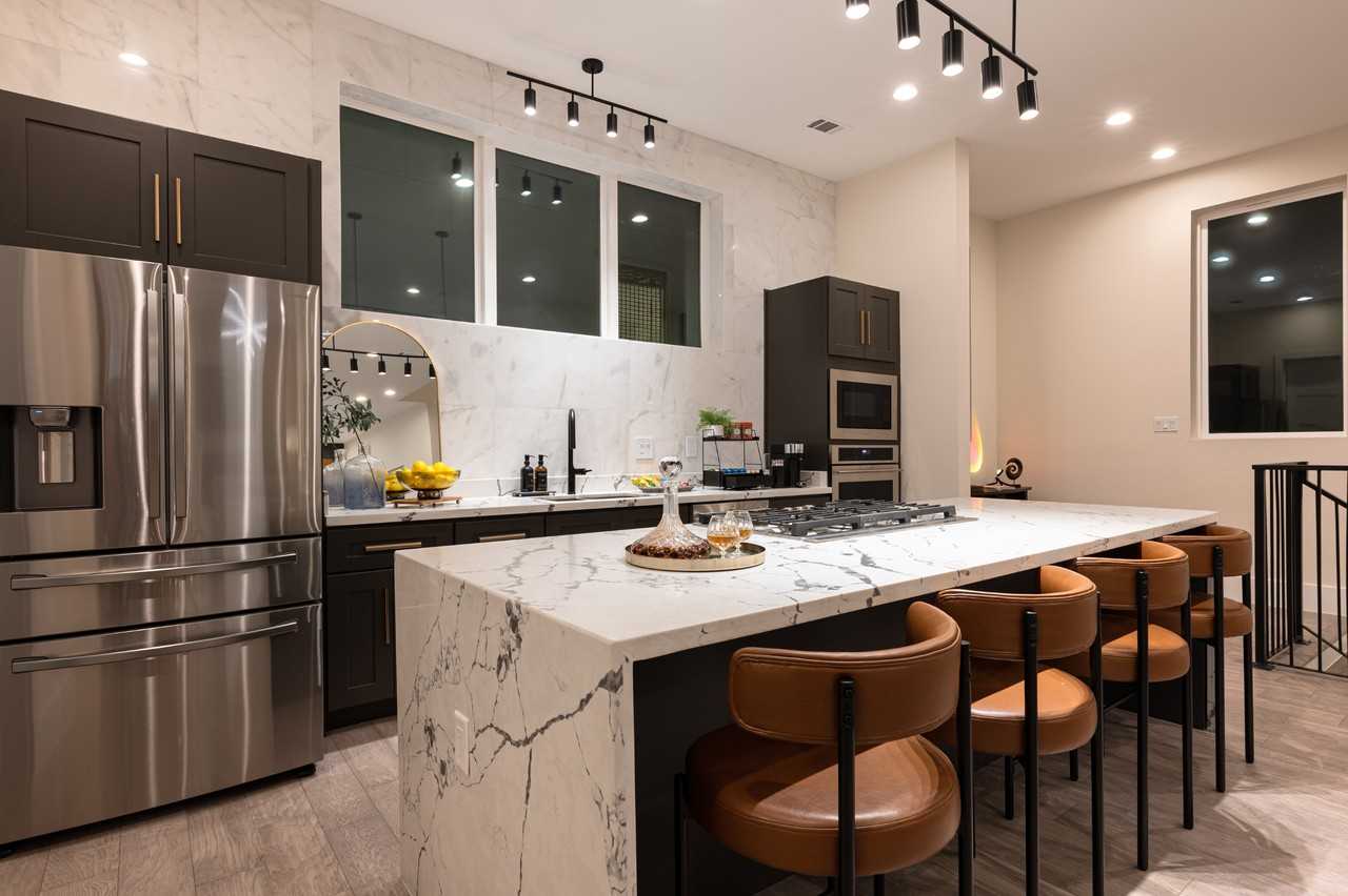 913 Thompson St - Photo 5 of 50