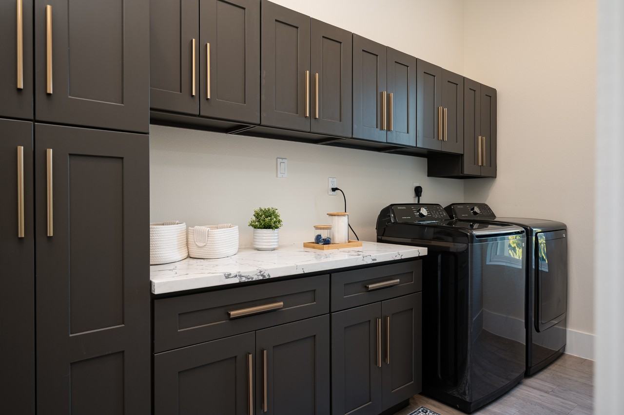 911 Thompson St - Photo 7 of 50