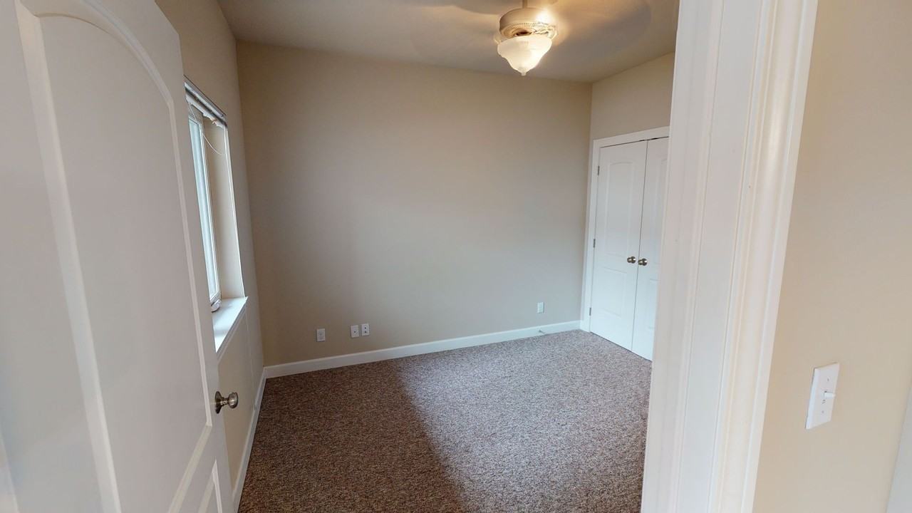 117 Crystal St - Photo 4 of 21