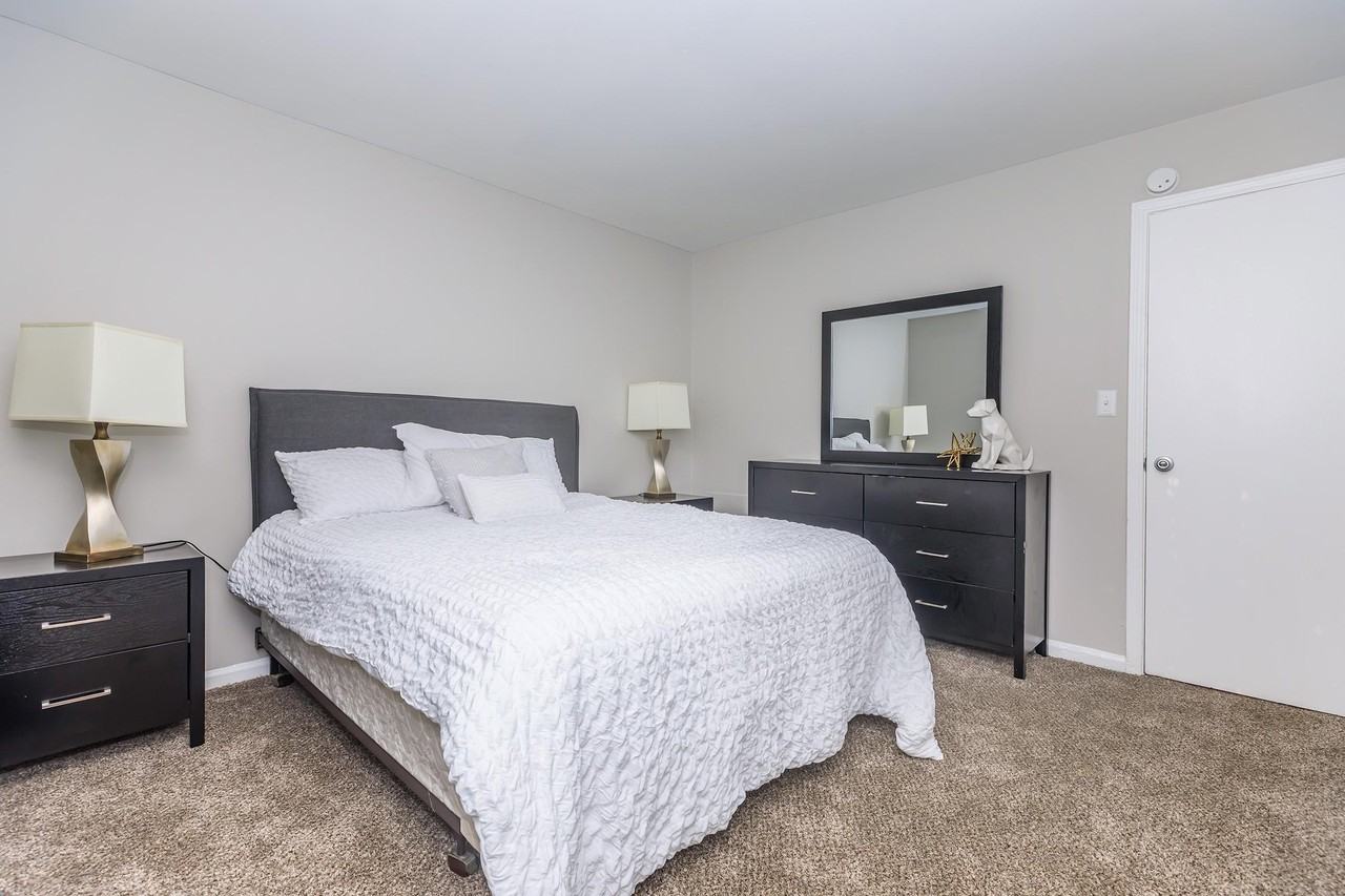 The Legend at Speedway - Photo 7 of 40