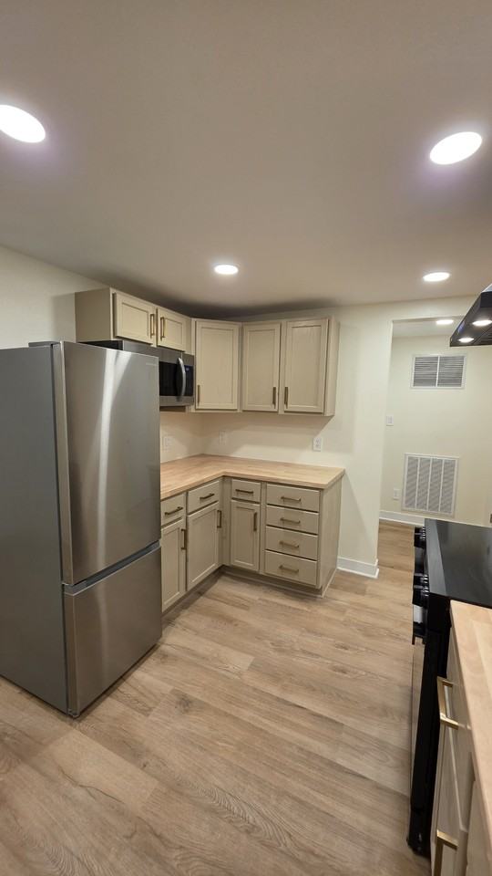 1113 N University Ave #2 - Photo 7 of 24