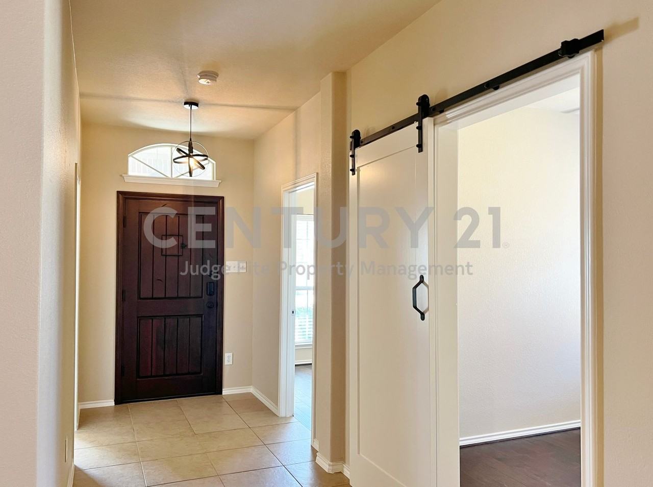 121 Sumac Dr - Photo 2 of 11