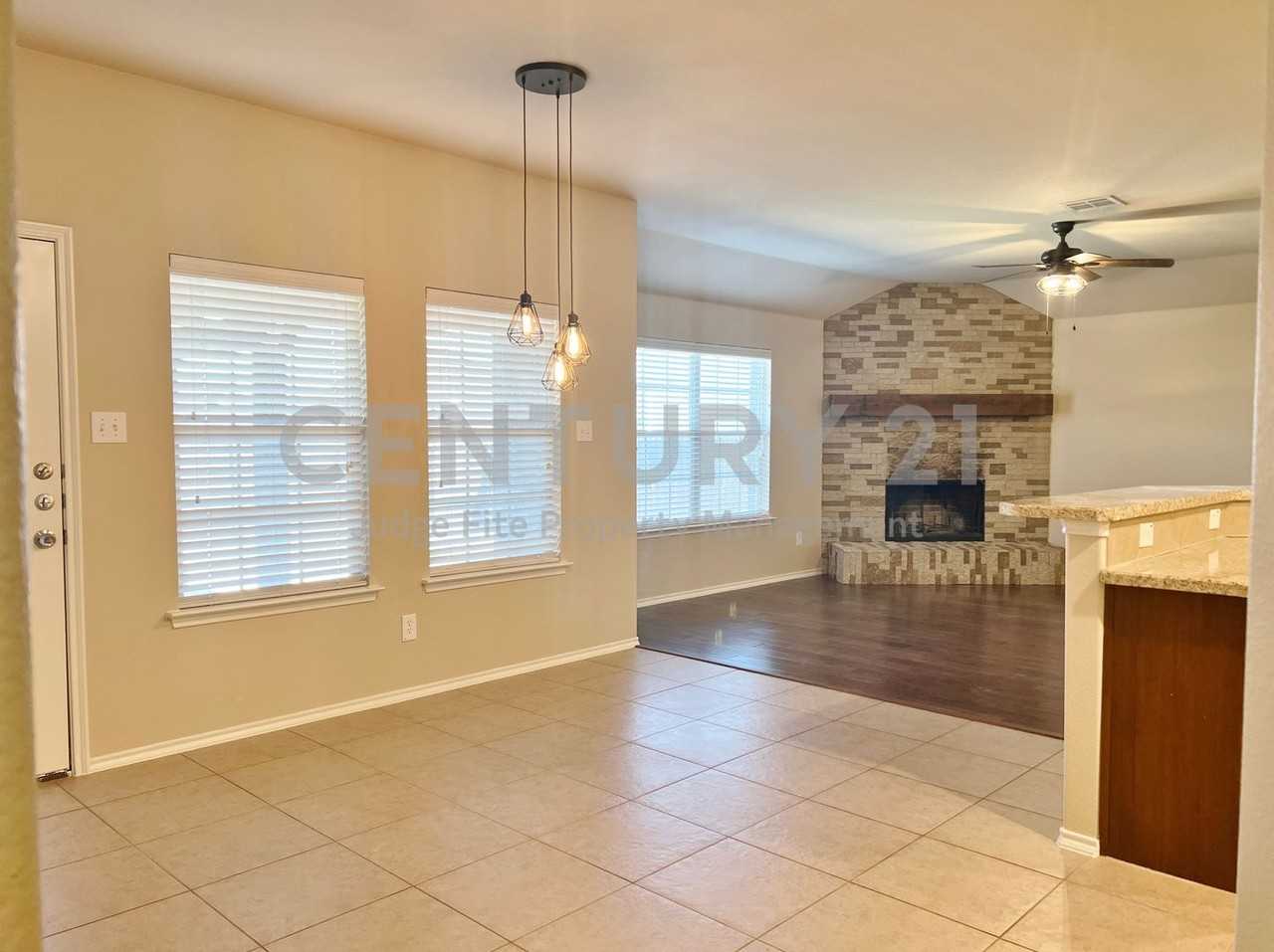 121 Sumac Dr - Photo 3 of 11