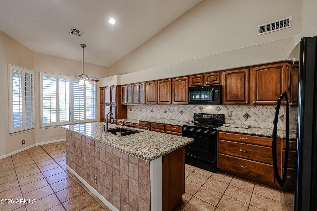 5930 W Louise Dr - Photo 6 of 40