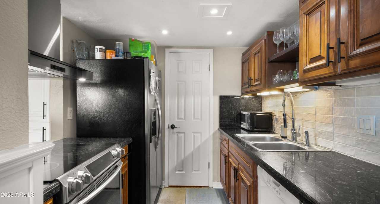 8135 N 32nd Dr - Photo 5 of 17