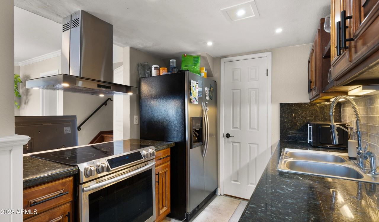 8135 N 32nd Dr - Photo 6 of 17