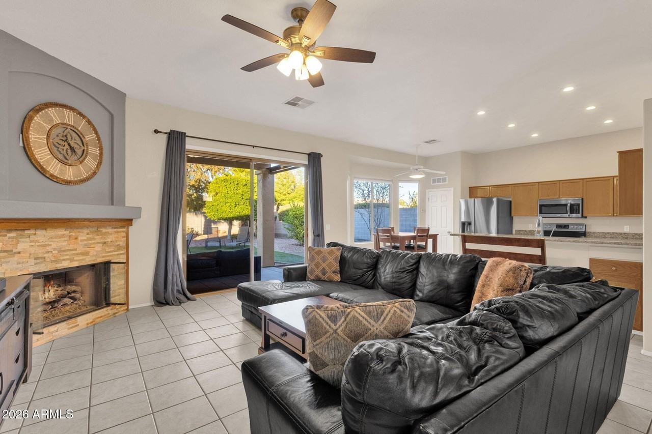 410 W Helena Dr - Photo 4 of 19