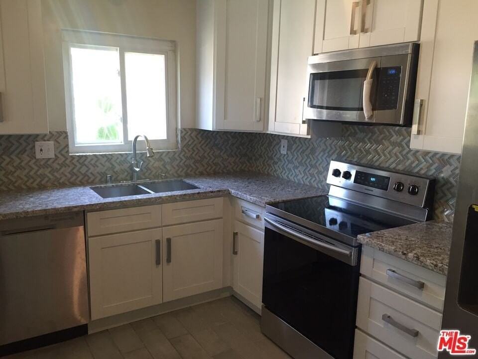 1128 Rexford Dr Apt 3 #3 - Photo 4 of 13