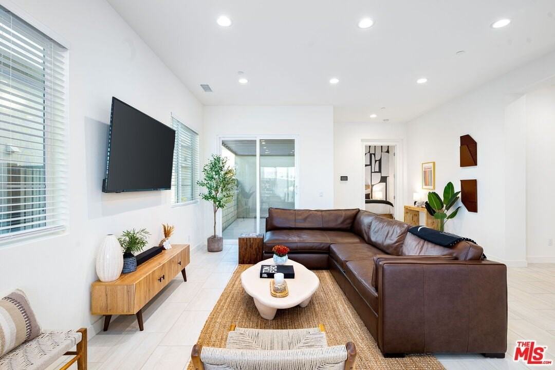 1605 Candela Ct - Photo 4 of 31