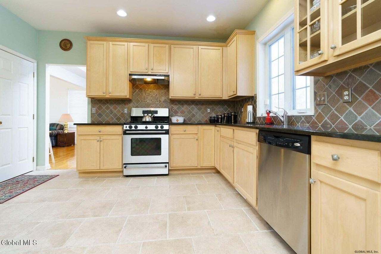 7 Clear Water Ct - Photo 2 of 30