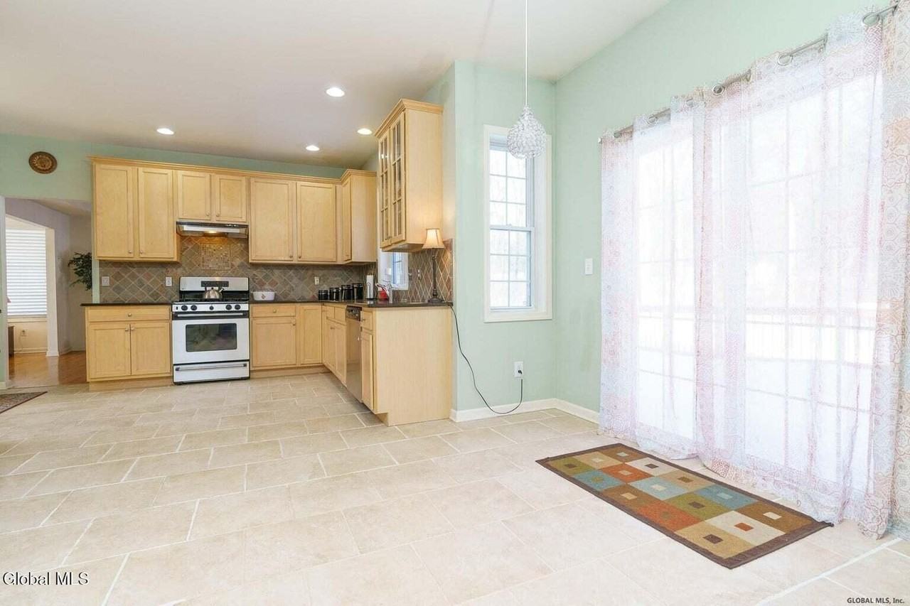 7 Clear Water Ct - Photo 3 of 30