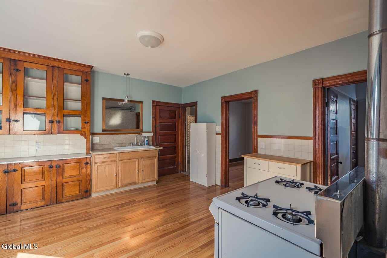 65 Van Derveer St #2ndFLFRONT - Photo 2 of 23
