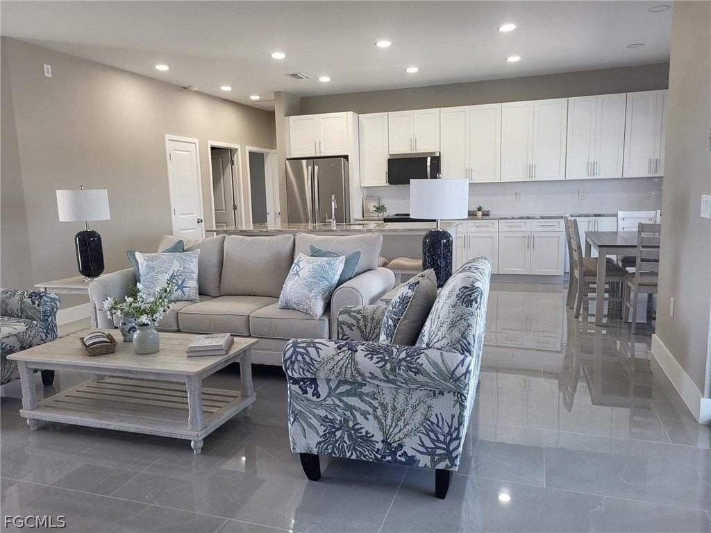 654 Ne 5th Pl - Photo 5 of 42