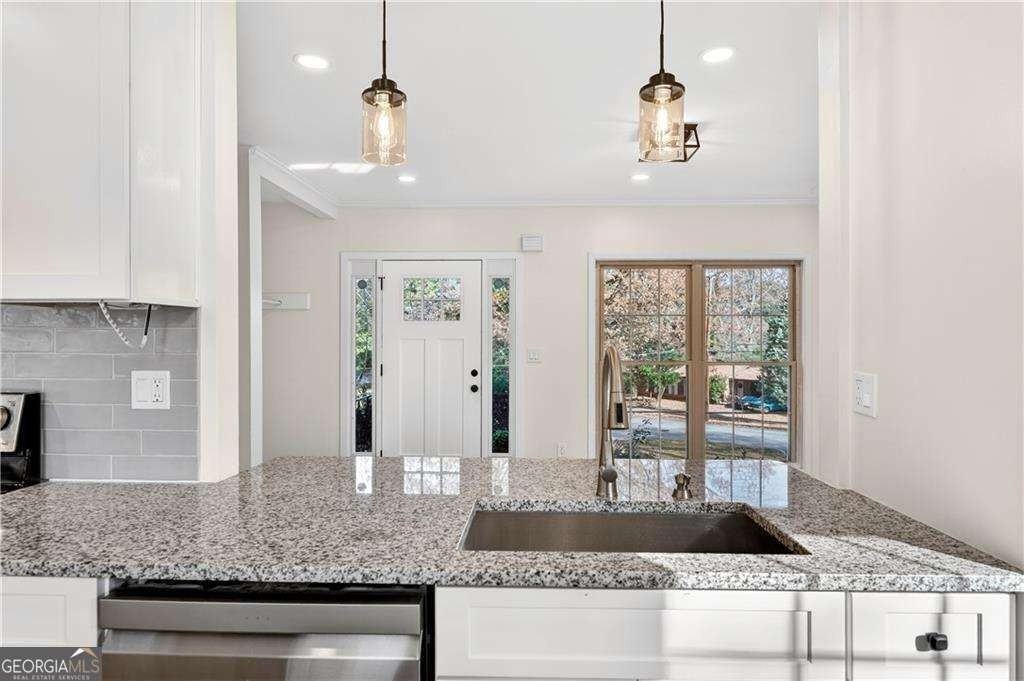 2918 Highland Dr Se - Photo 6 of 22