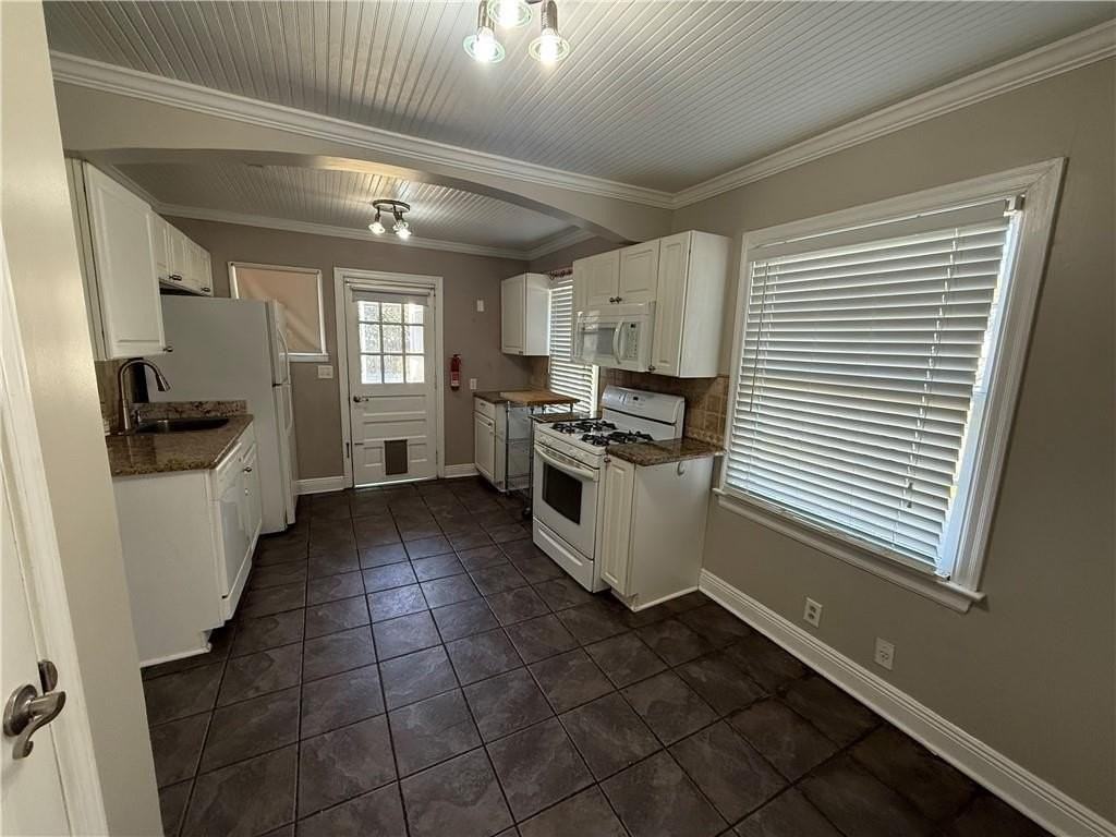 110 Ellinor St - Photo 6 of 14