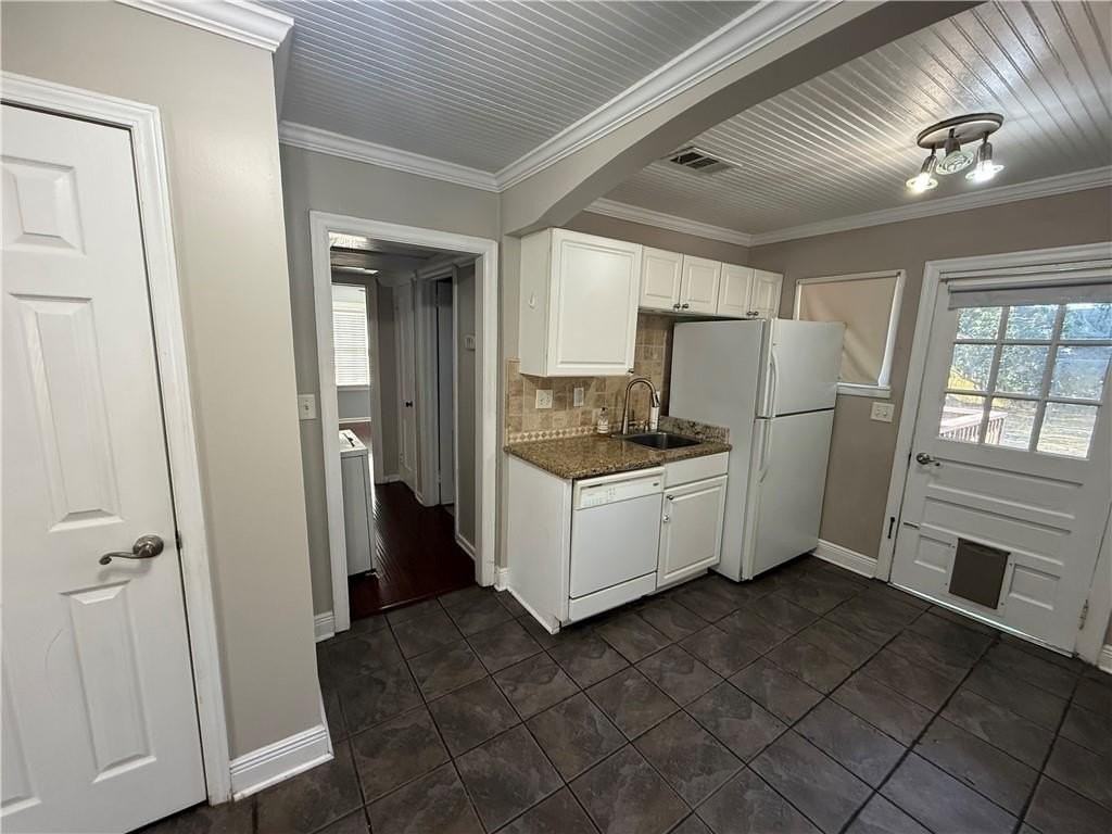 110 Ellinor St - Photo 7 of 14