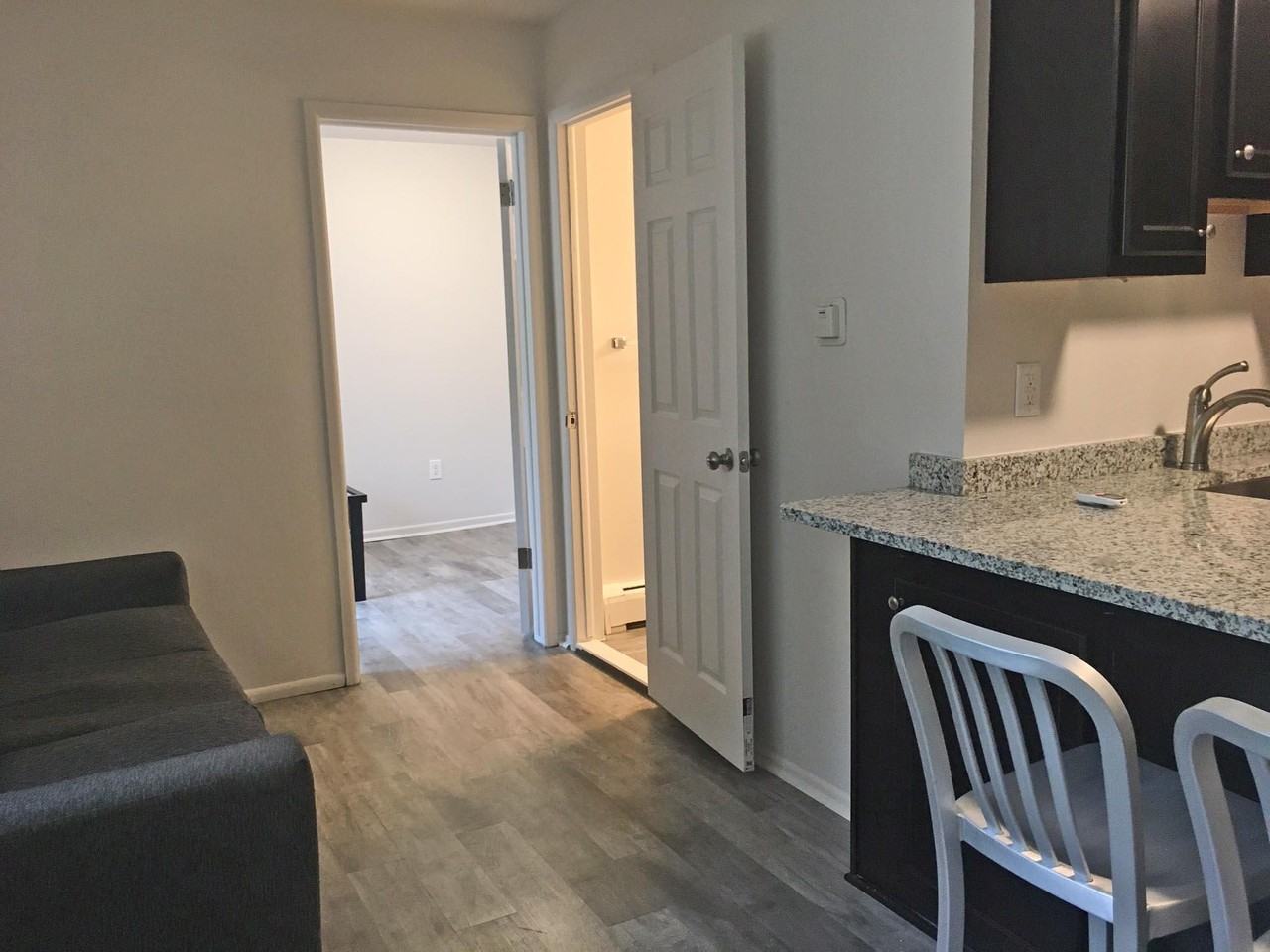 912 Oakland Ave Apt 3 #3 - Photo 4 of 10