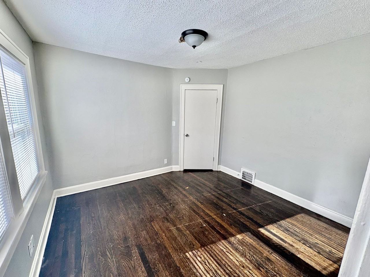 5410 Euclid Ave - Photo 7 of 19