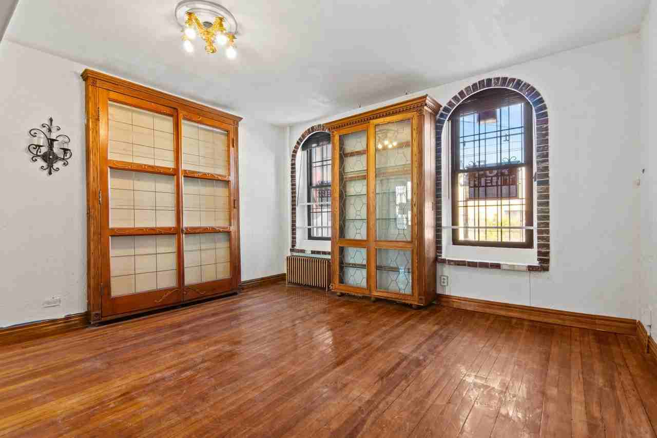 211 41st St #2 - Photo 4 of 18