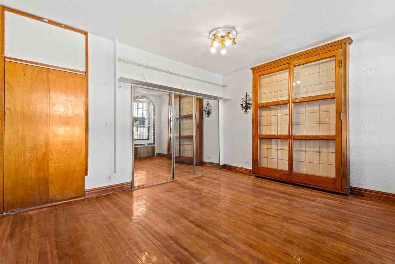 211 41st St #2 - Photo 5 of 18