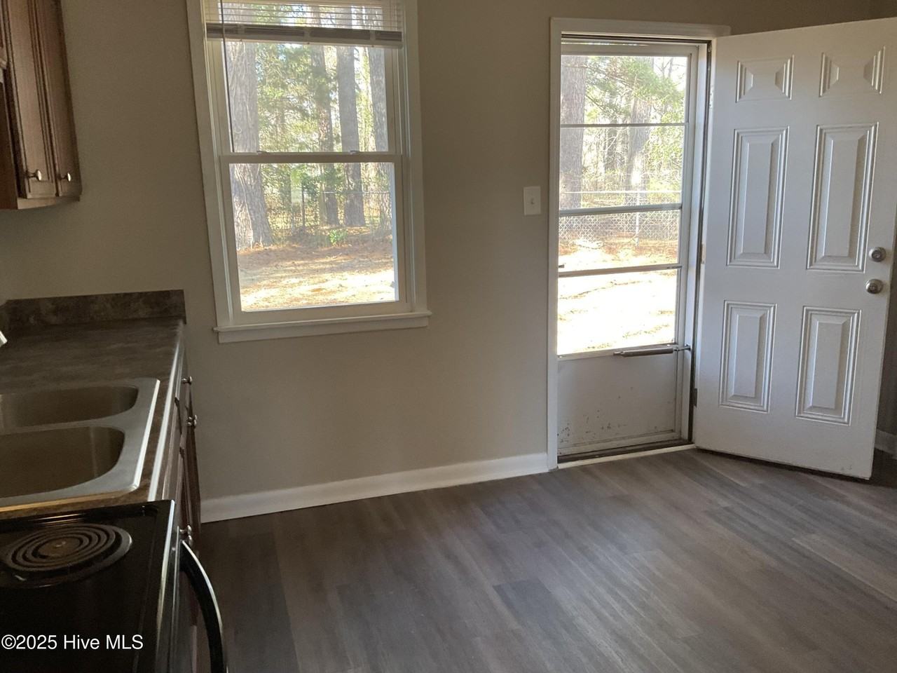 503 Elm St - Photo 4 of 8